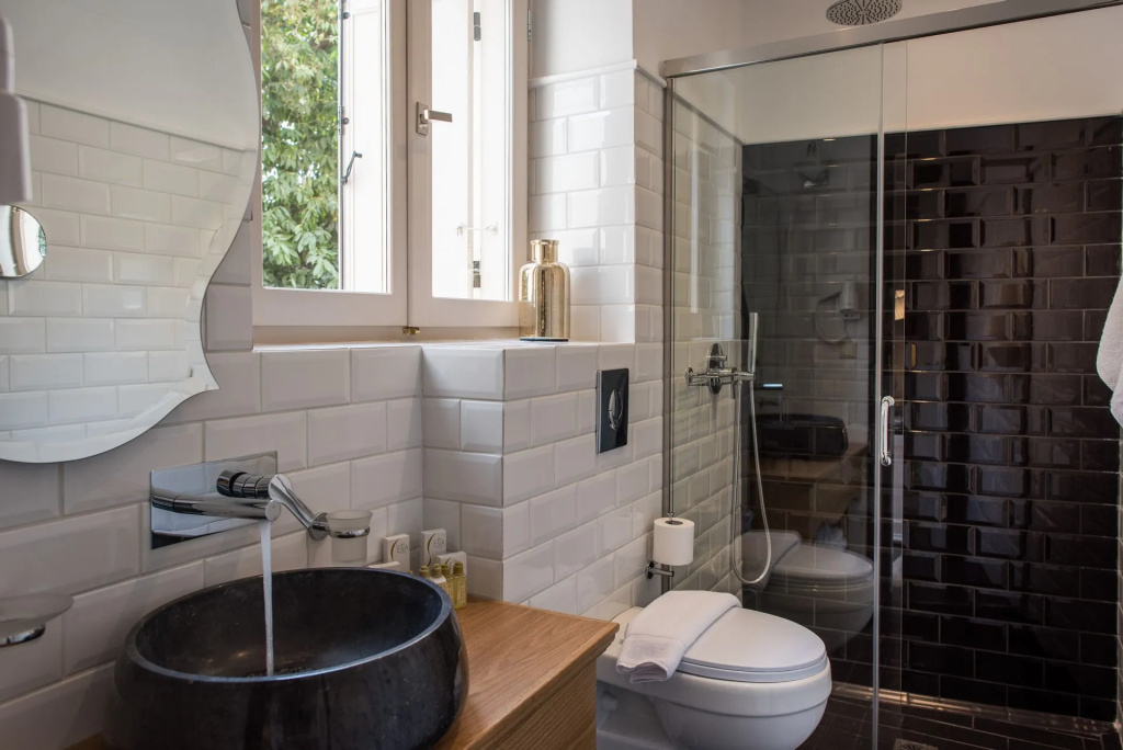 2 Bedrooms Suite with balcony