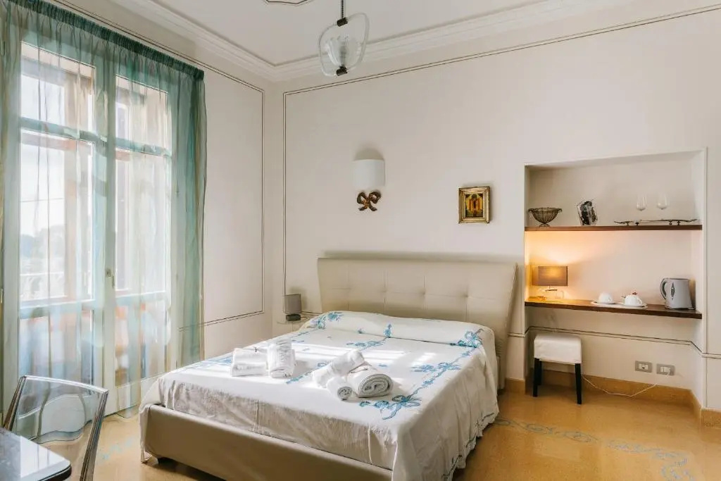 Deluxe Double room (full double bed)