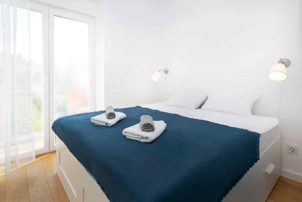 2BDR Design Apartment with Beautiful Terrace View