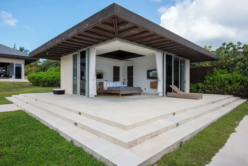 Oceanfront Oasis: Renovated Villa With Pool