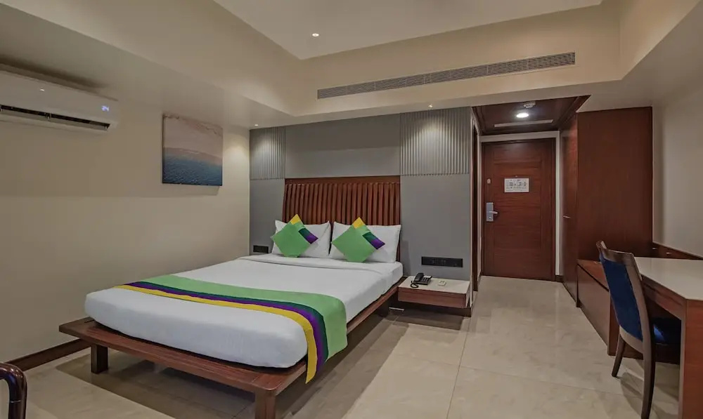 Deluxe Double room (full double bed)