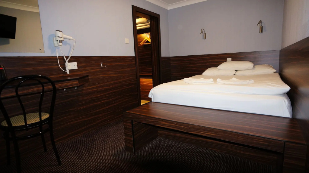 Crestfield Hotel - Photo 5