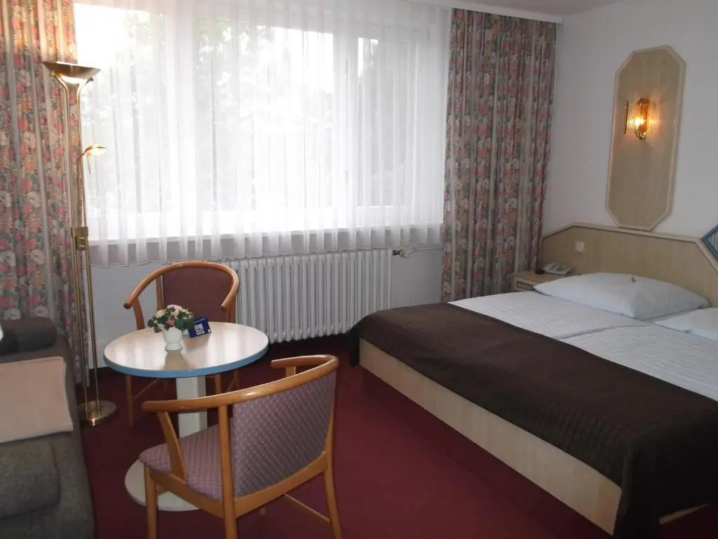 Standard Double room with lake view (full double bed)
