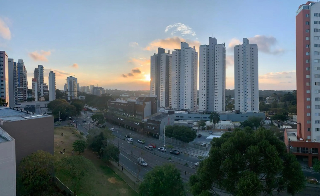 707- Apartamento Encantador, amplo e decorado, quarto, sala, cozinha, mobiliario moderno, cozinha completa com utensílios , Excelente vista da cidade e localização privelegiada no bairro Bigorrilho
