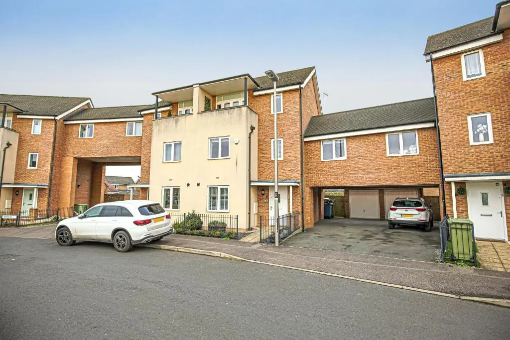 Luxury 5 Bedroom 3 Bathroom House with Smart TVs, Super Fast Wifi, Free Parking and Garden by Yoko Property