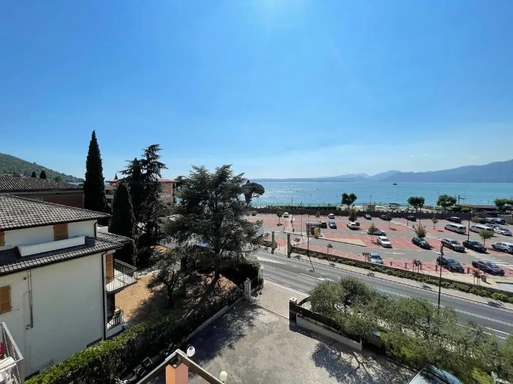 Deluxe Double room with lake view (full double bed)