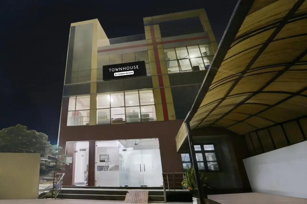 OYO 16721 Divine Hotel