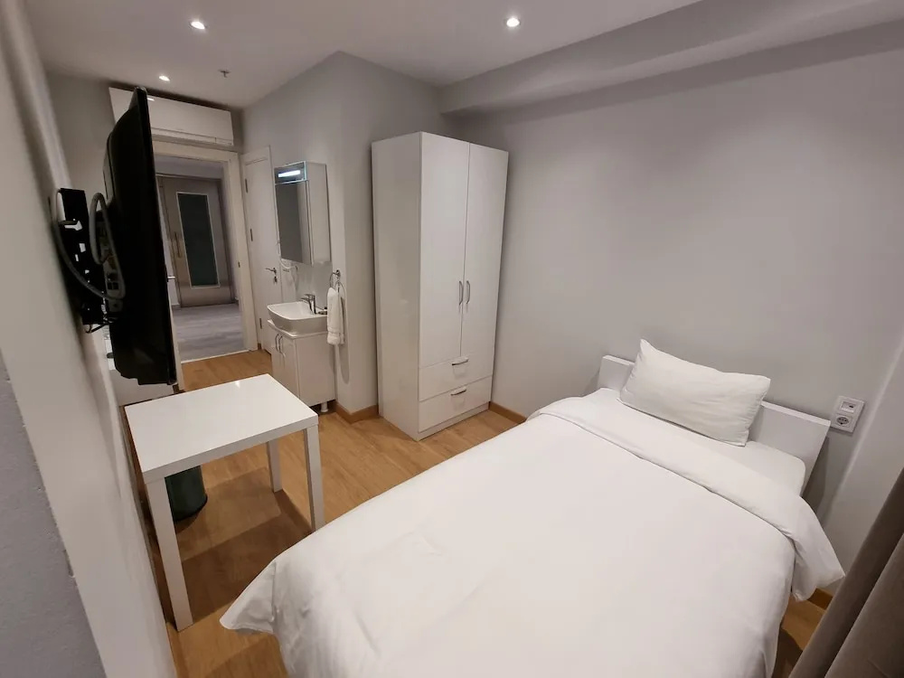 Economy room