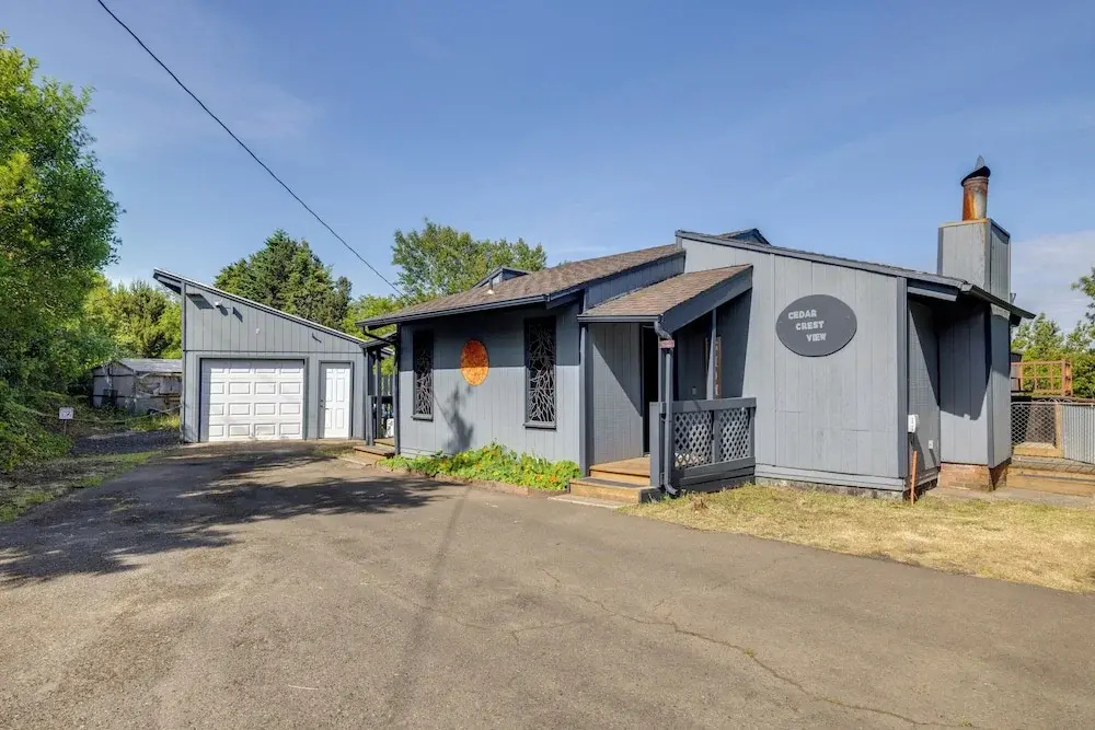 < 1 Mi to Port of Alsea: Inviting Gem w/ Hot Tub