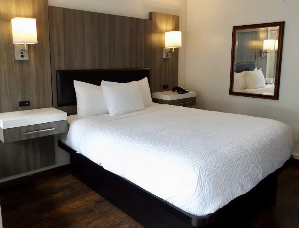 The Dylan, a Baymont by Wyndham Room Type - 1 Bedroom Double Suite (full double bed)