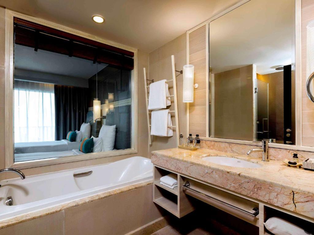 Двухместный номер Deluxe с видом на море двуспальная кровать в Pullman Phuket Panwa Beach Resort