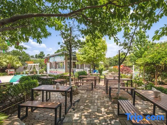 Yingyuetan Hotspring Hotel