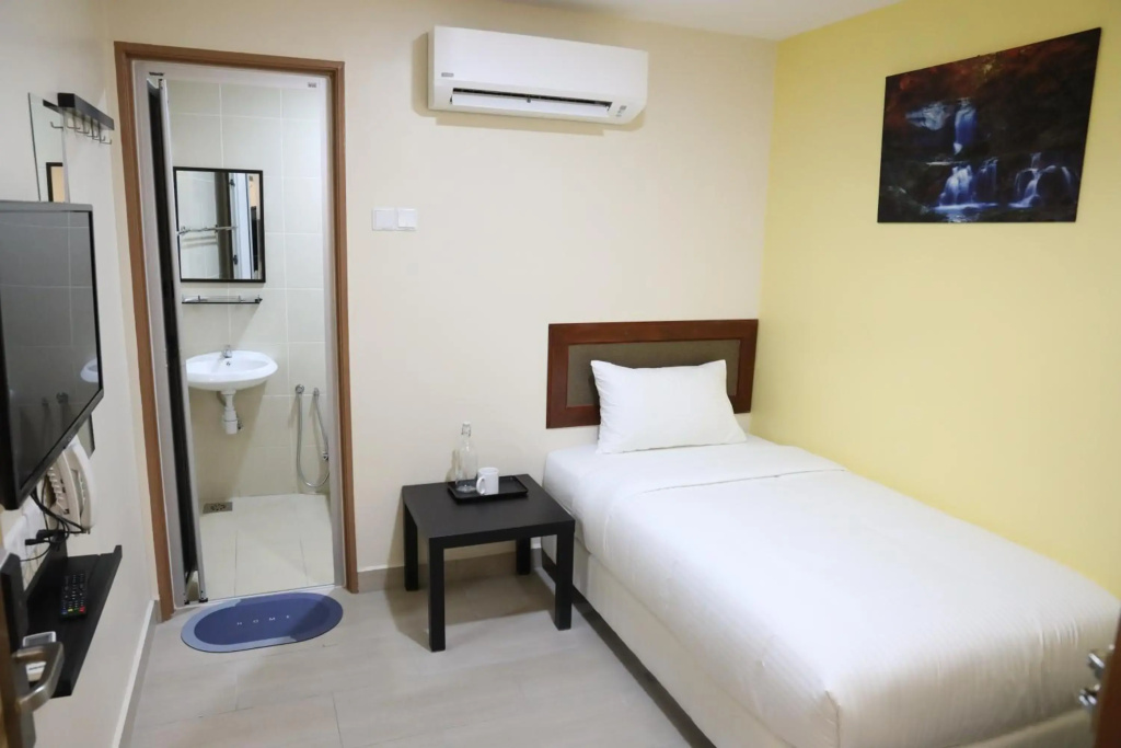 Capital O 90897 Island City Hotel