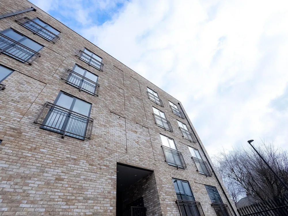 Broadway Market Beauty Three-bedroom by Sojo Stay
