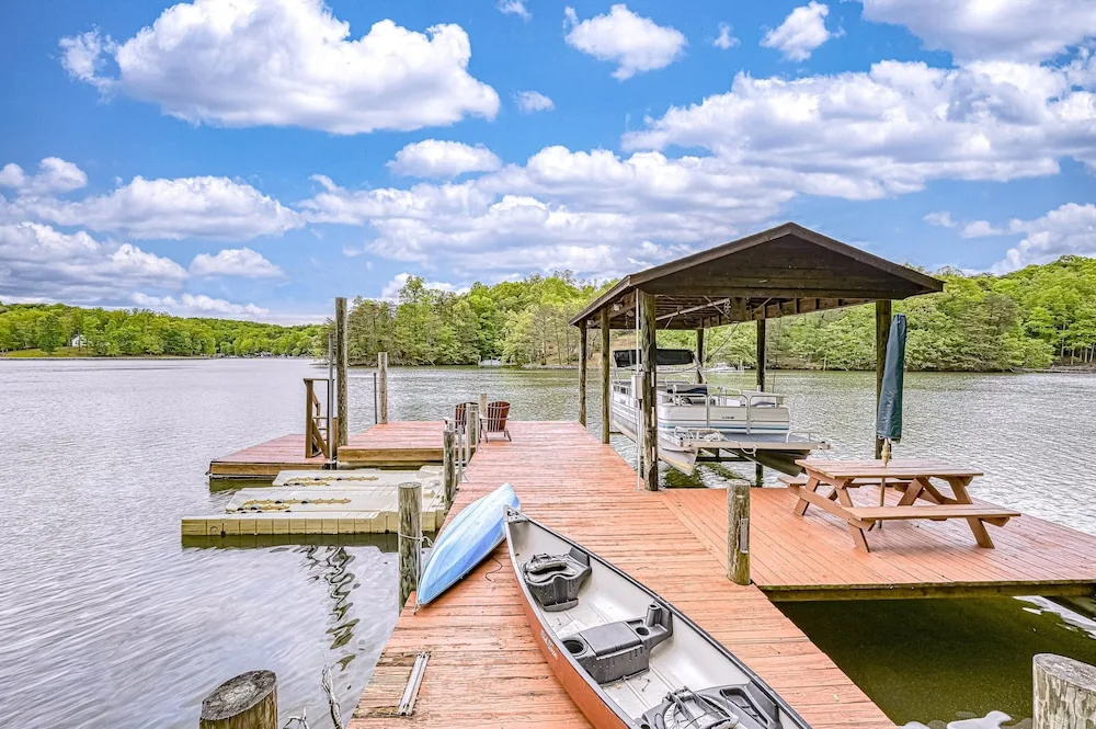 S'thern Rock - Lakefront Home With Views, Dock, Screened Porch, Kayak & Canoe