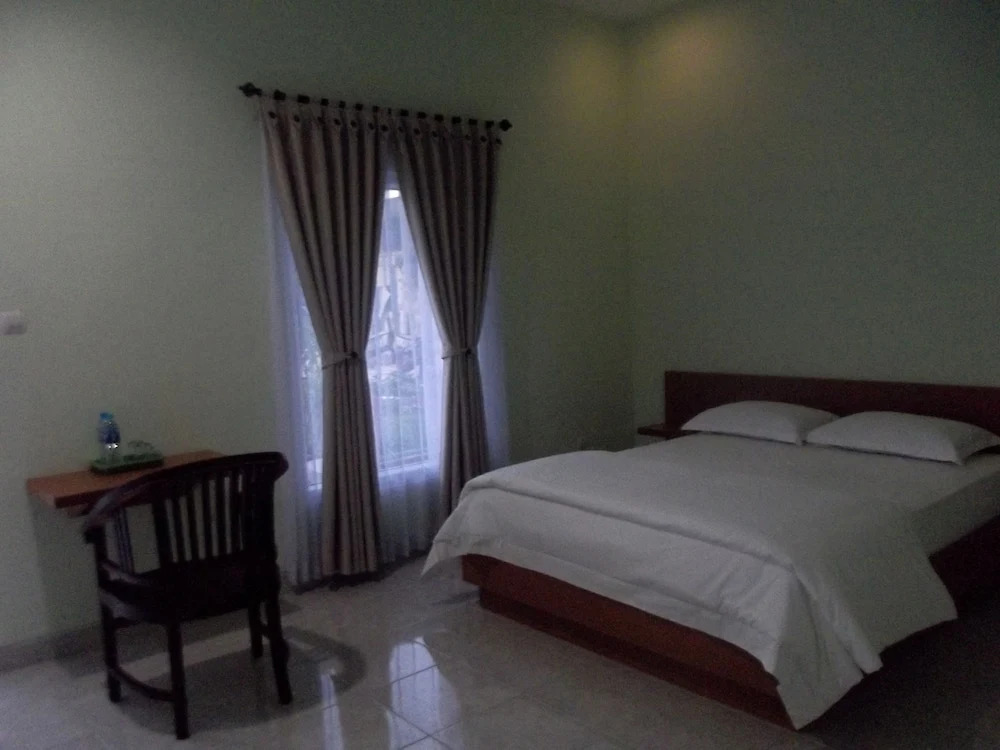 豪華雙人房，設有陽台及花園景觀，配有雙人床。