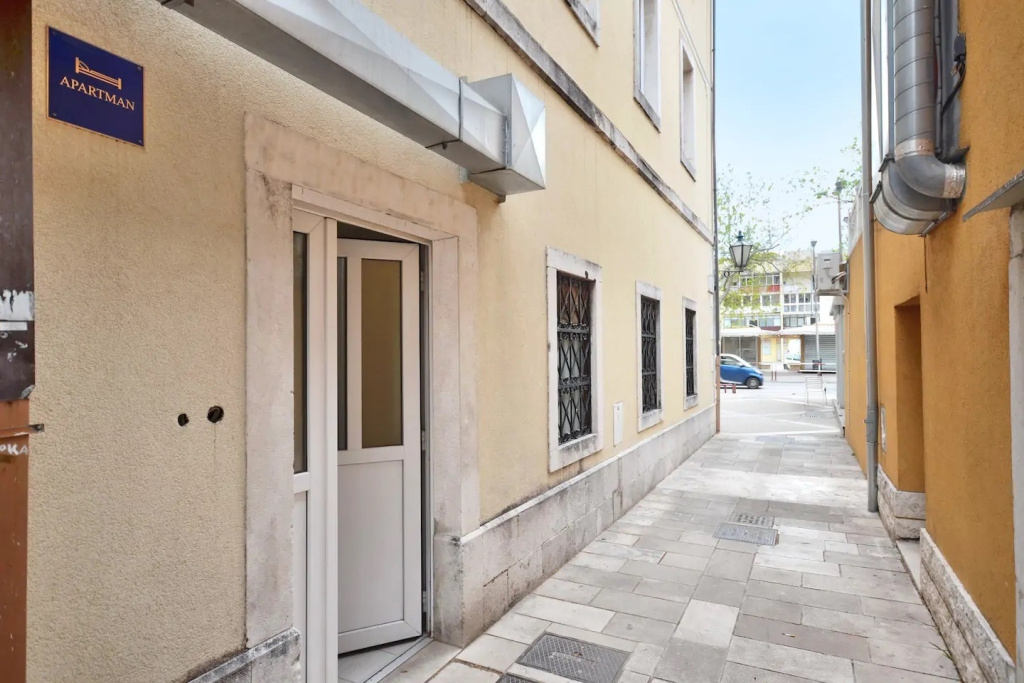 Apartment Toma - 200 m from beach: A1 Omis, Riviera Omis