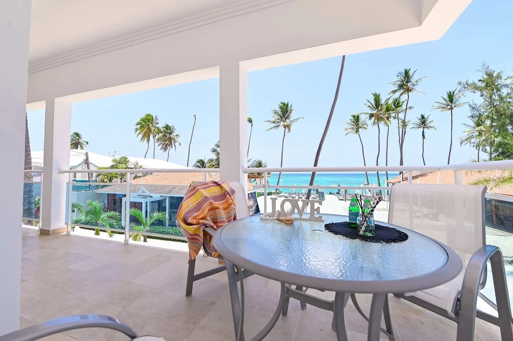 Fantastic beachfront 2 bedroom apartment