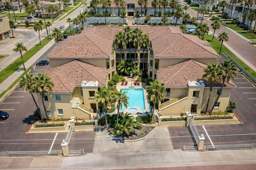New 2br - Pool Patio - Bunk Beds - 1st Floor 2 Bedroom Apts