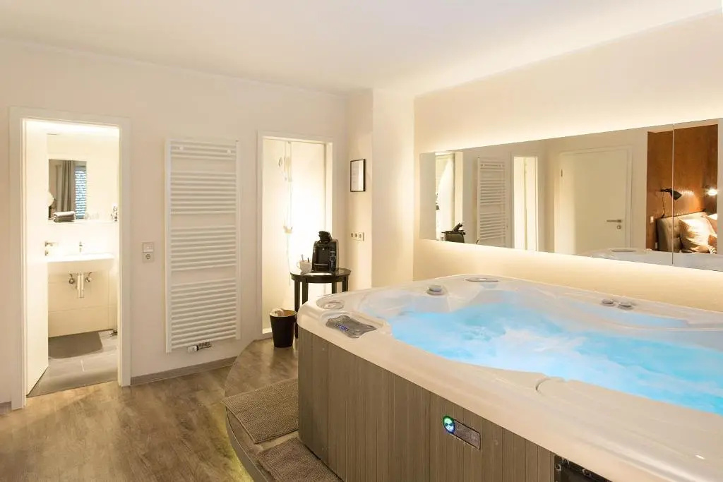 Deluxe Double room (full double bed)