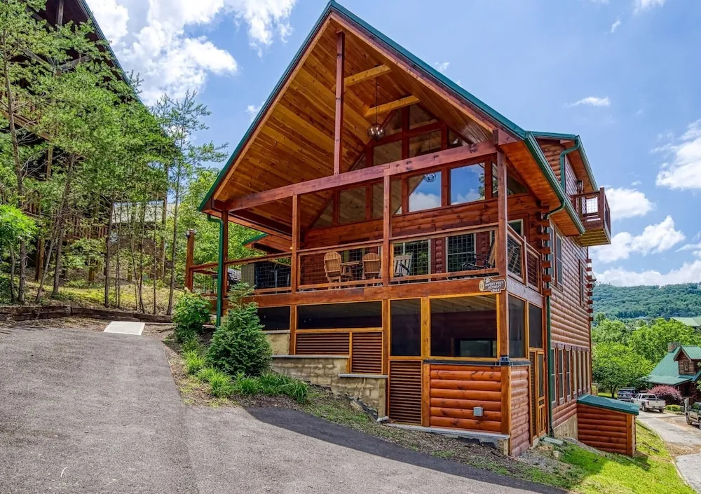 Ern841 - Sweet Feet Retreat - Location, Location, And Private Indoor Pool! 2 Bedroom Cabin by RedAwning