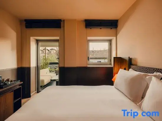 Deluxe Double room with balcony (full double bed)