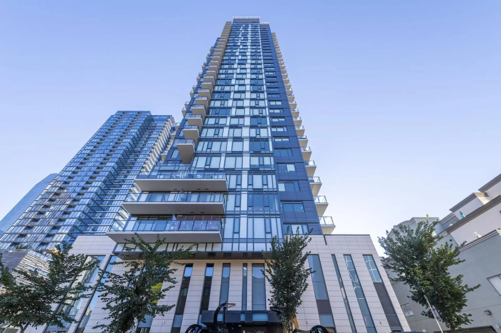 LUXURY DT, 2 Separate Bedrooms, Private Balcony, Full Kitchen, Gym - FREE PARKING