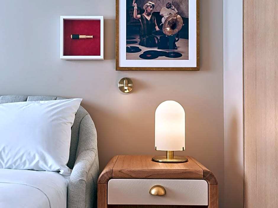 Четырёхместный номер Standard с видом на бассейн в Virgin Hotels Dallas