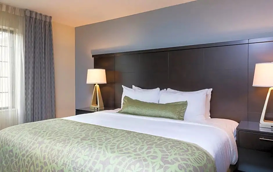 Staybridge Suites Canton by IHG - Chambres