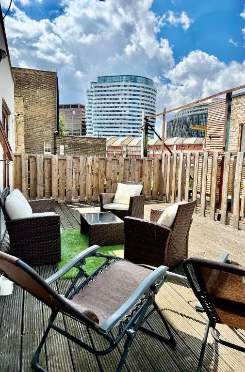 Luxury Waterloo Apartment - Large Private Patio & Air Conditioning