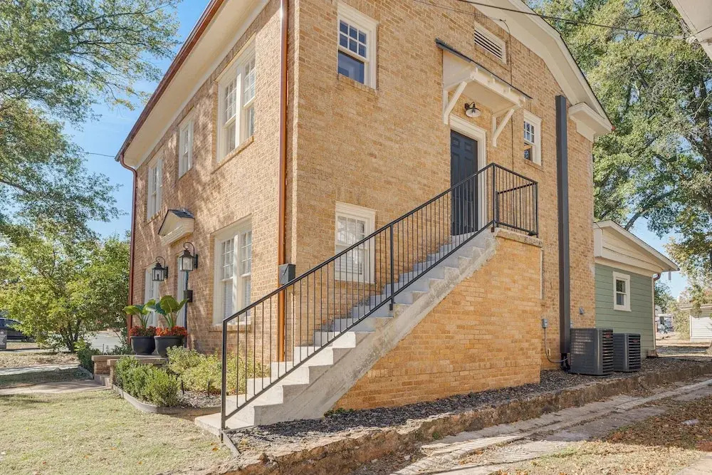 Walk to Downtown Tyler! Updated Historic Apt