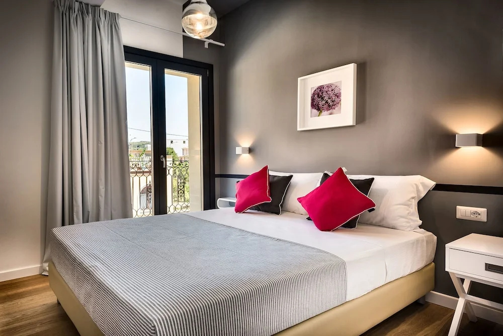 Classic Double room with city view (full double bed)
