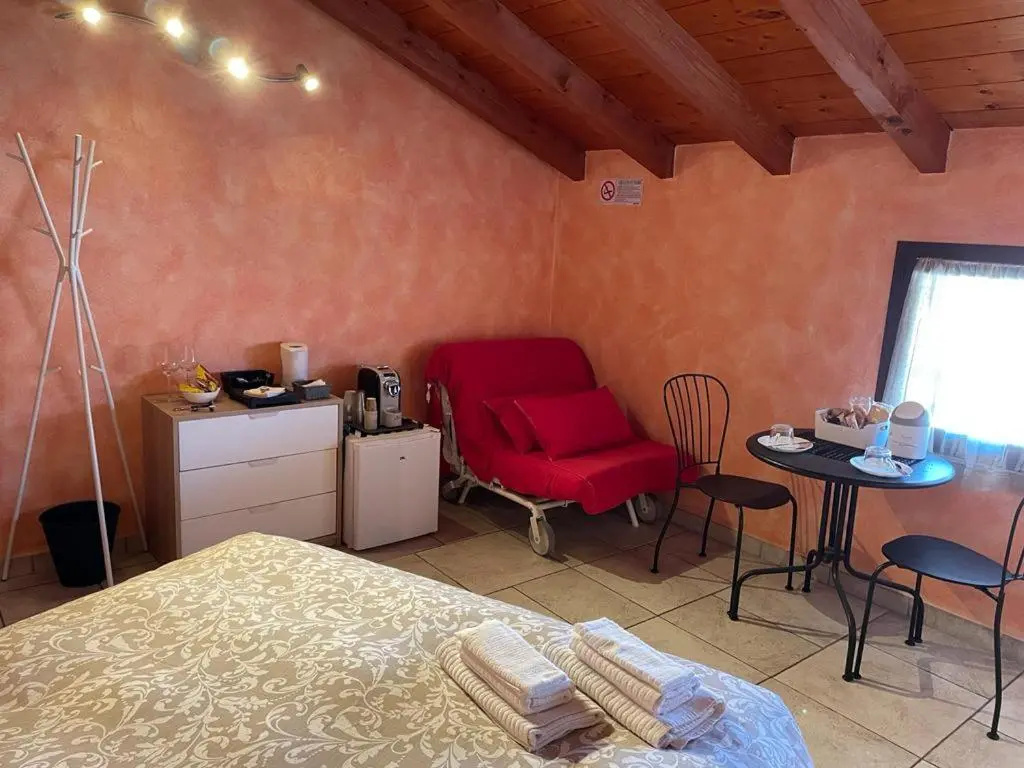 Deluxe Double room (full double bed)