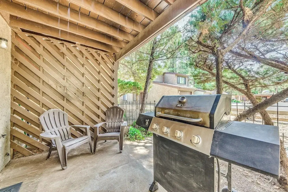 Relaxing Ruidoso Retreat: Walk to Midtown!
