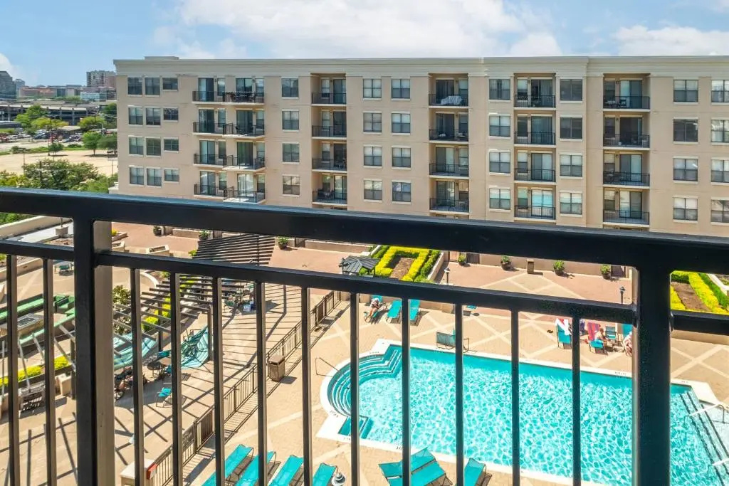 2BR Executive Suite With Pool, Gym and Fast Wi-Fi By ENVITAE