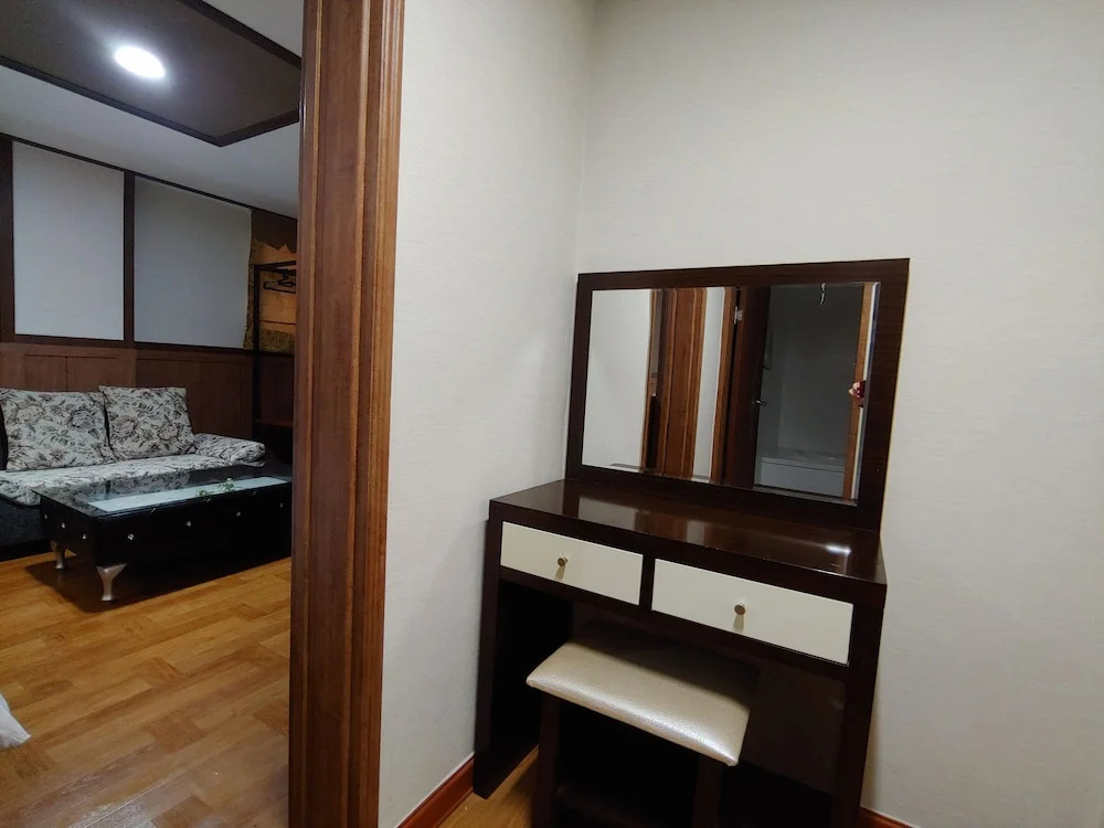 Deluxe Quadruple room with city view