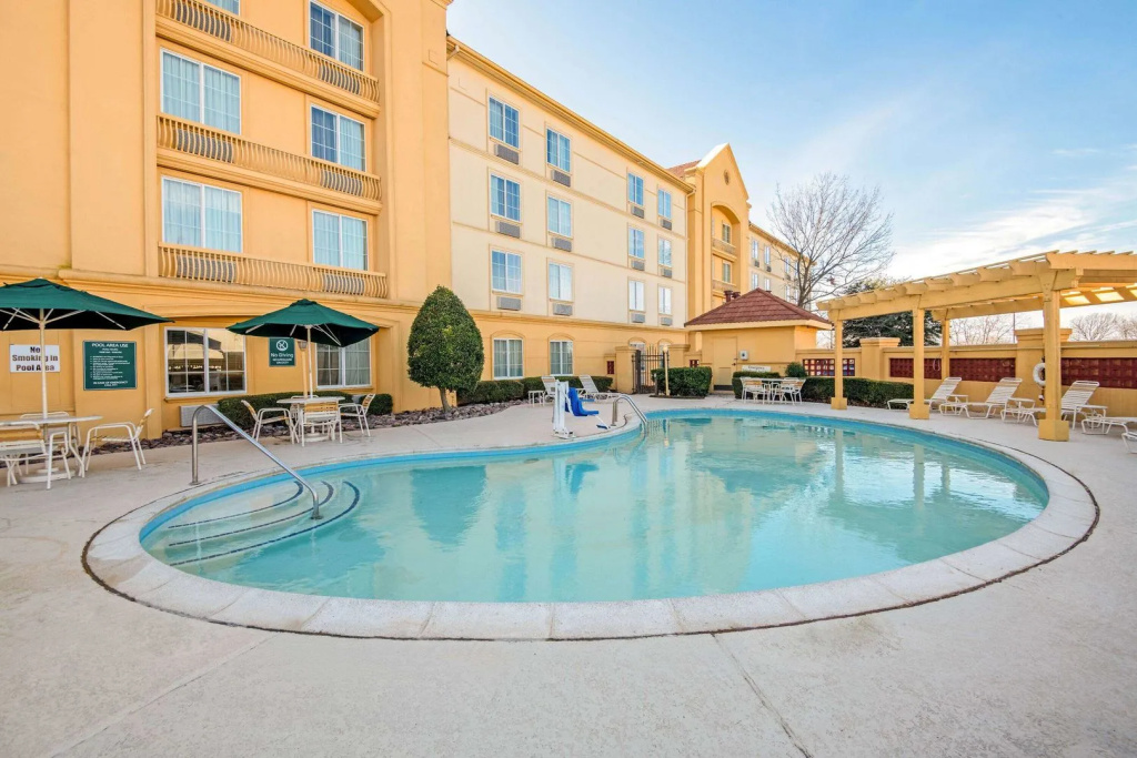 La Quinta Inn & Suites by Wyndham Sherman - 4