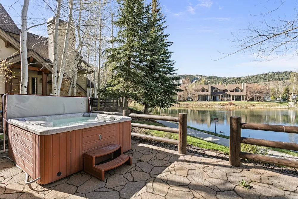 Deer Valley Townhome Walkable Location + Hot Tub 3 Bedroom Condo