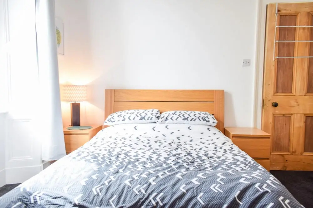 1 Bedroom Apartment in Traditional Edinburgh Tenement
