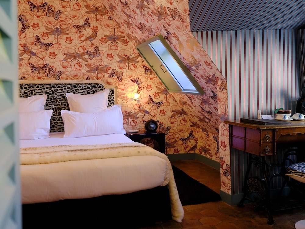 Hôtel du Petit Moulin, Haute Couture hotel by Lacroix 50