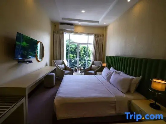 Deluxe Double room with lake view (full double bed)