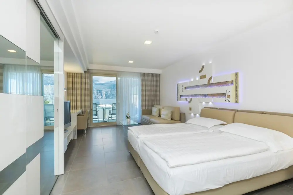 Junior Suite with balcony and with lake view