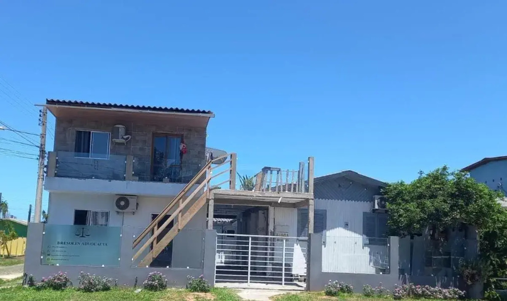 KITNET S1 em TORRES-RS - Na mais bela praia Gaúcha - Cozinha - Banheiro - Ar condicionado - TV e Wi-Fi - Estacionamento - Acomoda até 5 pessoas - Anfitriã Superhost no BnB