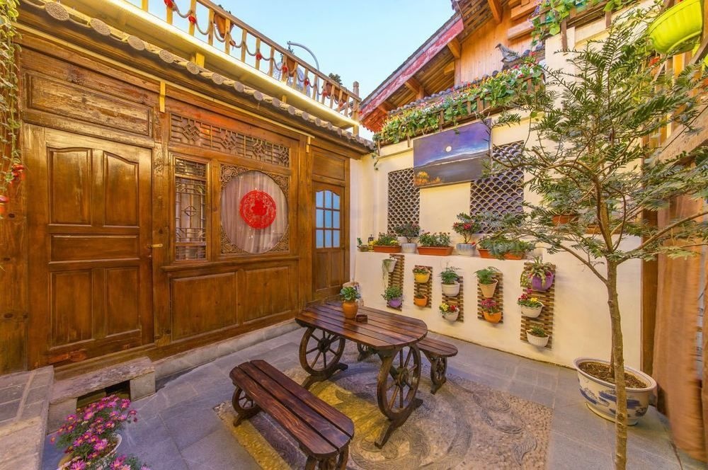 White House Snow View Inn in Lijiang