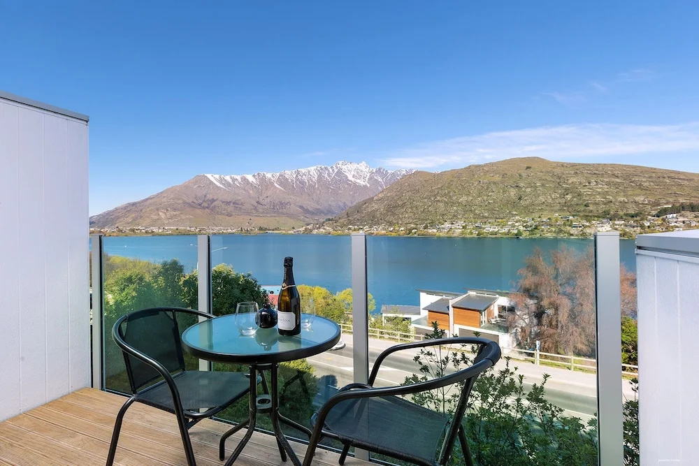 Gorgeous Lake & Mountain View Apartment