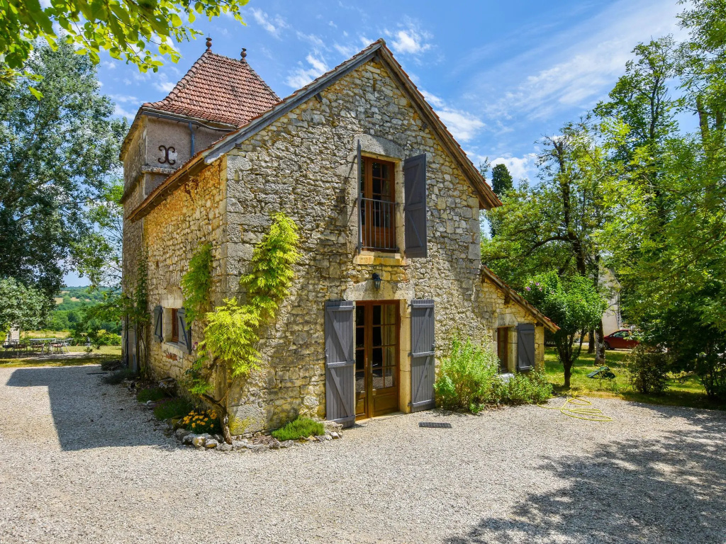 House with private, heated swimming pool and nature park, beautiful views.
