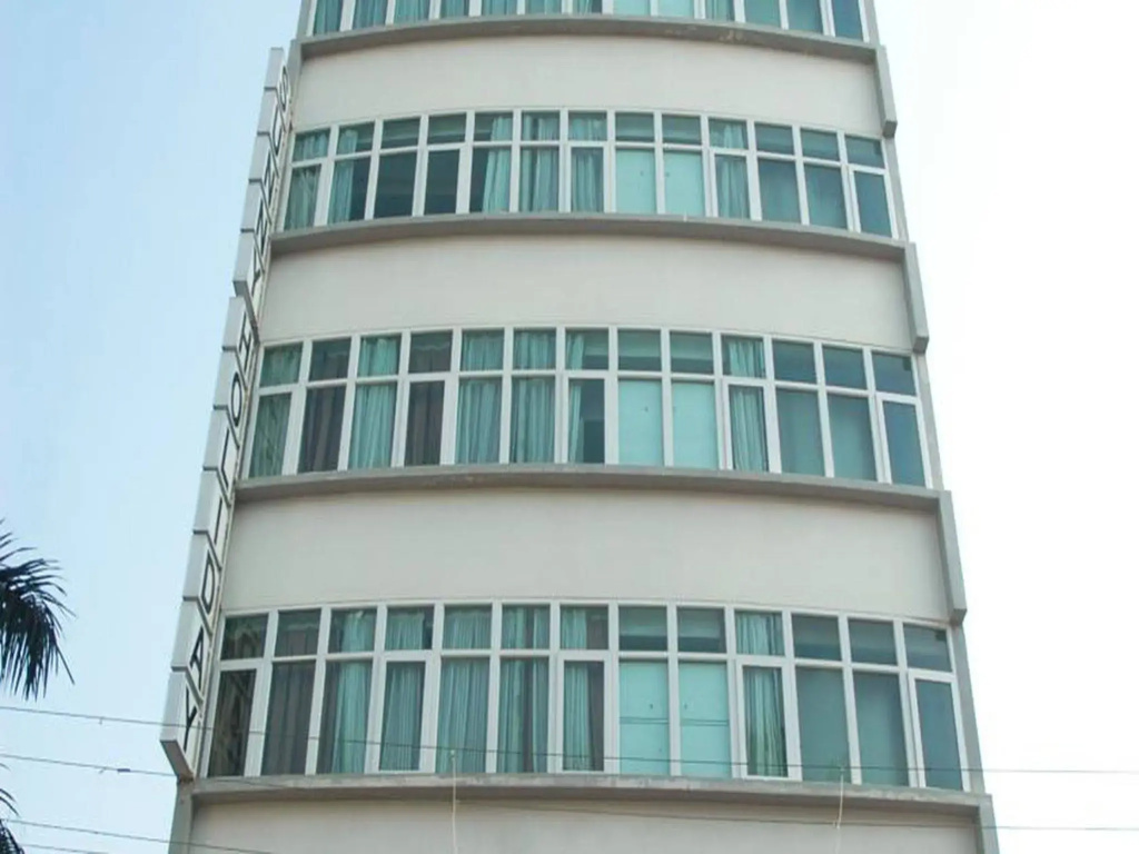 Sunny Holiday Hotel