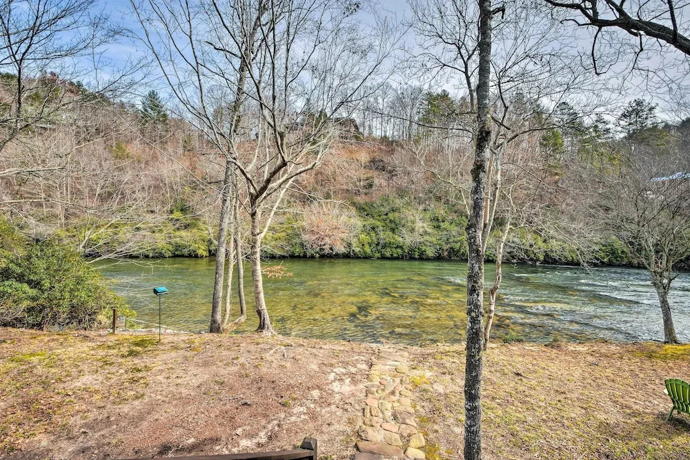 'riverbend Reserve' Cabin w/ Yard + Fire Pit!