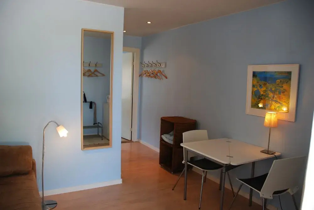 2 Bedrooms Standard Family room with courtyard view