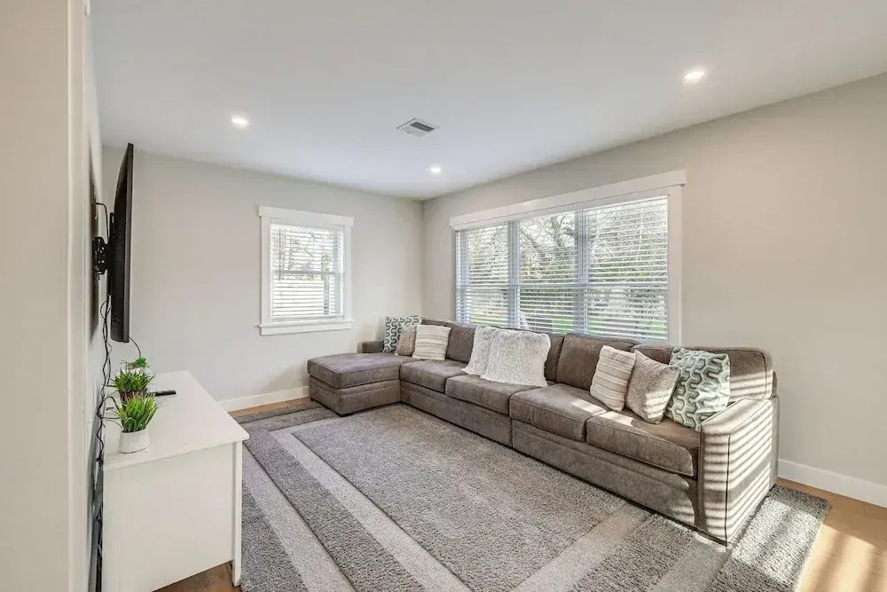 Modern Cape Cod Home w/ Patio: 2 Mi to Beaches! — фото 4